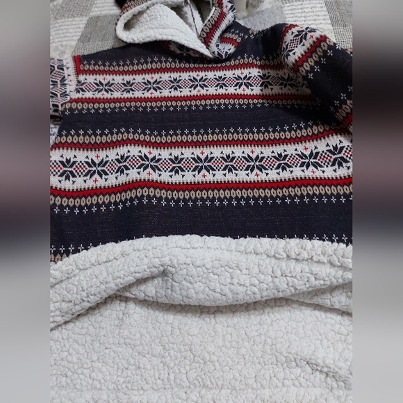 Hoodie upcycle from a blanket - Picture 6 of 10